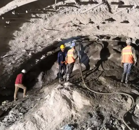 郸城隧道拱顶带模注浆料，微膨胀注浆料的特点及施工工艺